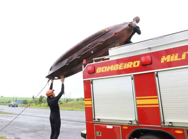 Bombeiros percorrem 11 km em rio, mas menino de 8 anos continua desaparecido
