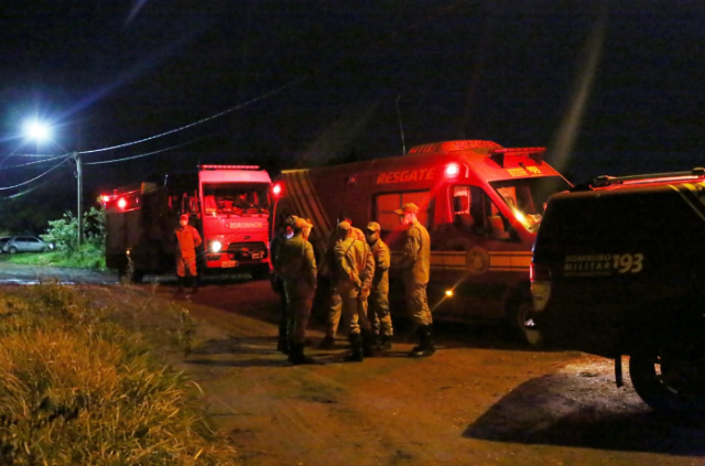 Bombeiros retomam buscas por menino que desapareceu em rio