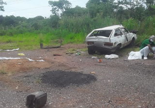 Veículo Gol envolvido no acidente ficou danificado (Foto: divulgada pelo site O Pantaneiro) 