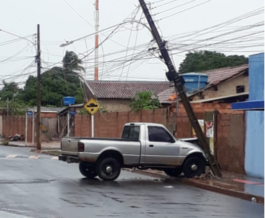Poste fica pendurado por fios ap&oacute;s ser atingido por camionete