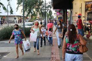 Movimentação de pessoas na região central da Capital aumenta no último mês do ano (Foto: Paulo Francis)