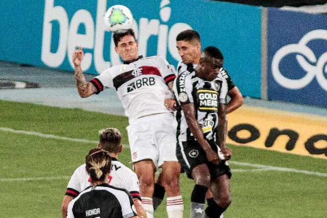 Flamengo ganha, afunda o Botafogo e d&aacute; resposta ap&oacute;s queda na Libertadores