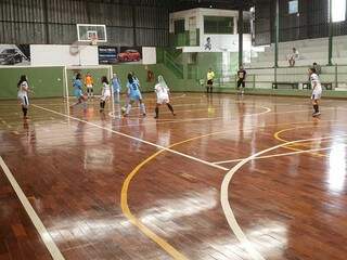 Times em quadra durante uma das partidas deste sábado (05). (Foto: Divulgação) 