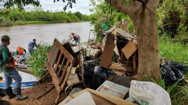 A&ccedil;&atilde;o em conjunto retirou uma tonelada de res&iacute;duos do Rio Dourados