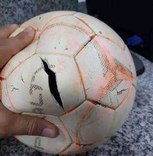 Mulher fura bola com faca ap&oacute;s amea&ccedil;ar crian&ccedil;as durante futebol 