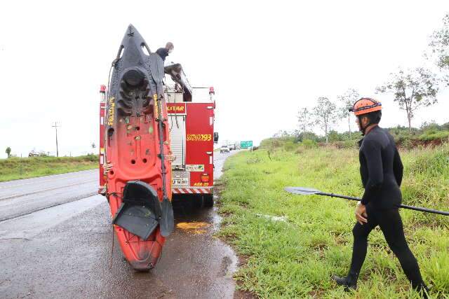Menino ainda n&atilde;o foi encontrado e bombeiros retornam a rio nesta segunda