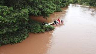 Militares que fizeram a varredura pelo rio em busca da vítima. (Foto: Rio Pardo News)