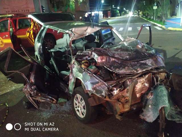 Colis&atilde;o entre carro e &ocirc;nibus deixa duas pessoas em estado grave