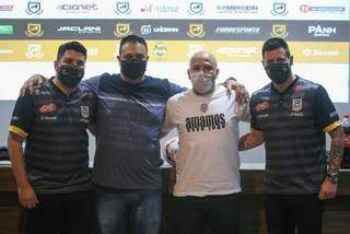 Thiago Altomare, técnico Lucas Chioro, Anderson de Andrade e o jogador Simi (Foto: Divulgação - Juventude AG)