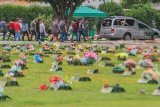Familiares e amigos no sepultamento de Fabiana Lopes, morta a facadas (Foto: Marcos Maluf)