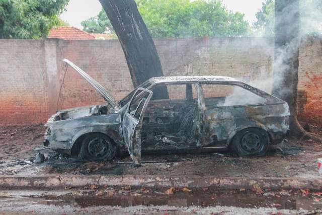 Casal discute e mulher ateia fogo em ve&iacute;culo no bairro Santo Ant&ocirc;nio