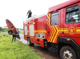 Bombeiros percorrem 20 km ao dia em busca de menino desaparecido no Rio Anhandu&iacute;