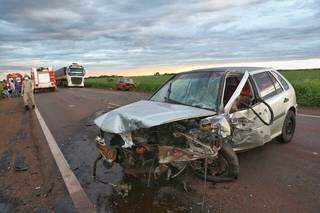 Batida de frente entre Gol e Celta deixa condutor ferido na BR-262