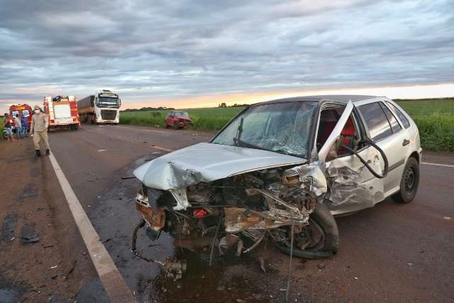 Batida de frente entre Gol e Celta deixa condutor ferido na BR-262