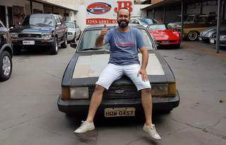 Hoje, Junior é o dono da garagem de veículos vintage, e tem o Opala do pai como &#34;xodó&#34; (Foto: Arquivo Pessoal)