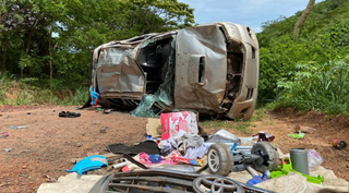 Mulher morre e duas pessoas ficam feridas ap&oacute;s caminhonete capotar 