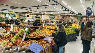 Supermercados adotaram medidas para conter o coronavírus (Foto: Henrique Kawaminami/Arquivo)