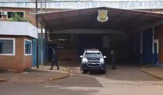 Preso é flagrado com 26 litros de bebida em cela e tenta subornar policial Preso é flagrado com 26 litros de bebida em cela e tenta subornar policial