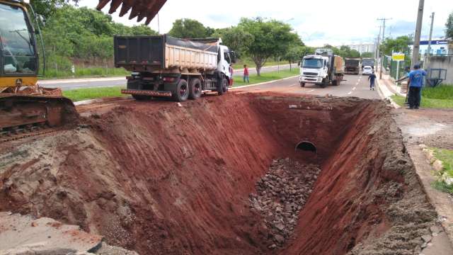 Obra onde chuva abriu buraco deve ser conclu&iacute;da at&eacute; sexta