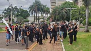 Manifestantes pedem afrouxamento das medidas restritivas, adotadas no combate ao coronavírus(Foto: Clayton Neves)
