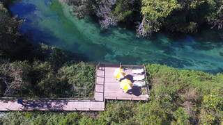 Um dos decks do Refúgio da Barra em uma área de 200 metros para banho no rio Formoso (Foto: Divulgação)