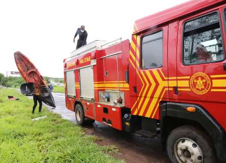 Bombeiros percorrem 20 km ao dia em busca de menino desaparecido no Rio Anhandu&iacute;