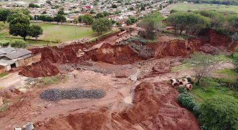 Chuva impediu fim da obra para conter cratera que pode engolir casas