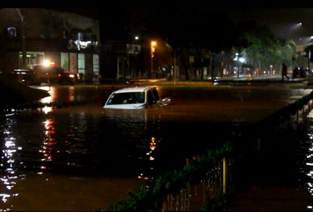 Carro fica submerso durante tempestade que inundou munic&iacute;pio