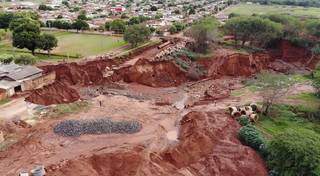 Erosão piorou com o tempo e hoje ameaça engolir residência (Foto: Jornal da Nova)
