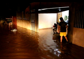 Casas foram alagadas e moradores tiveram prejuízos (Foto: Jovem Sul News) 