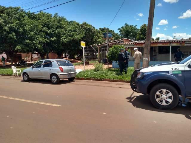 Homem de 37 anos &eacute; assassinado a tiros na frente da mulher