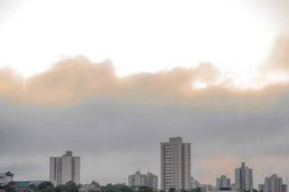 Amanhecer na região central de Campo Grande por volta das 6 horas desta terça-feira (8). (Foto: Marcos Maluf)