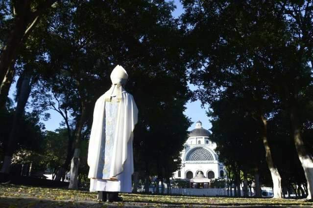 Padroeira do Paraguai tem missa em sil&ecirc;ncio e sacerdote sozinho em pra&ccedil;a