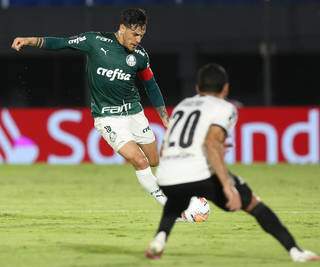 Gustavo Gomes, do Palmeiras, em lance durante o jogo desta noite contra o Libertad. (Foto: Cesar Greco) 