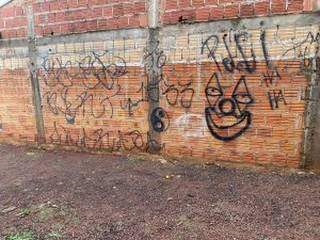 Pichações nos muros da residência (Divulgação/Polícia Civil)