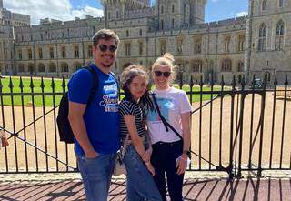 Carla, André a filha adolescente na Inglaterra. (Foto: Arquivo Pessoal)