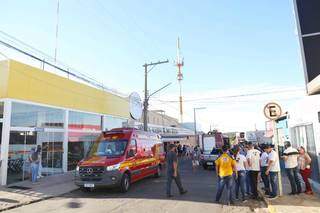 Supermercado &eacute; evacuado por causa de inc&ecirc;ndio em dep&oacute;sito