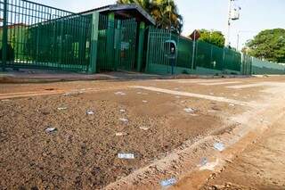 &#34;Santinhos&#34; poluindo a rua em frente a local de votação no Bairro Aero Rancho, o que tem maior eleitorado na Capital (Foto: Henrique Kawaminami/Arquivo)