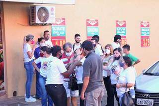 Supermercado &eacute; evacuado por causa de inc&ecirc;ndio em dep&oacute;sito