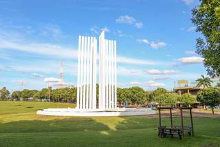 Monumento do campus da UFMS na Capital. Instituição teve duas notas máximas em avaliação (Foto: Paulo Francis/Arquivo))