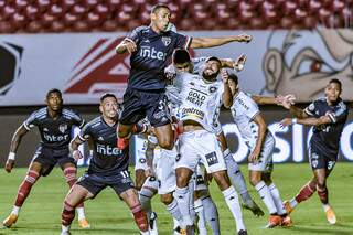 S&atilde;o Paulo sobra, goleia Botafogo em casa e dispara na lideran&ccedil;a do Brasileir&atilde;o