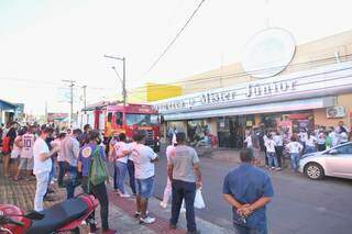 Supermercado &eacute; evacuado por causa de inc&ecirc;ndio em dep&oacute;sito
