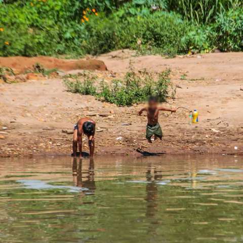 Brincadeira perigosa, crian&ccedil;ada n&atilde;o se intimida com rio nem ap&oacute;s morte de menino