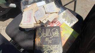 Biblia está em livros achados em banca do bicho, junto com anotações sobre apostas. (Foto: Marcos Maluf)