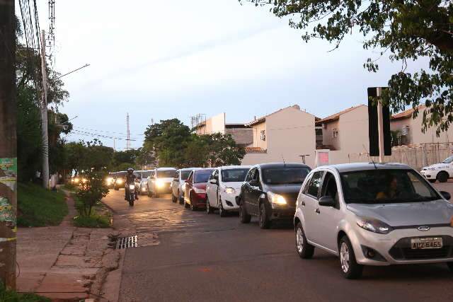 &quot;Um caos&quot;, diz motorista sobre rotat&oacute;ria congestionada da Av. Tr&ecirc;s Barras