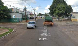 Assaltantes derrubam jovem e roubam moto em avenida movimentada