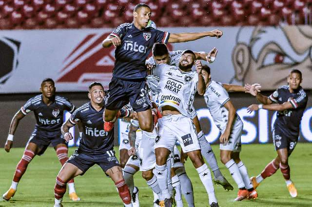 S&atilde;o Paulo sobra, goleia Botafogo em casa e dispara na lideran&ccedil;a do Brasileir&atilde;o