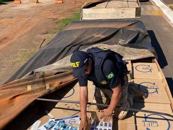 Caminh&atilde;o com dois semirreboques &eacute; apreendido com carga de cigarros paraguaios