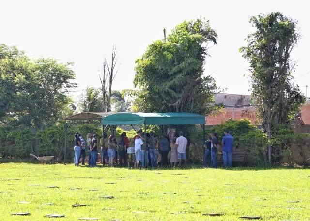 Em 20 minutos, fam&iacute;lia sepulta Samuel sem vel&oacute;rio e com cantos de louvor