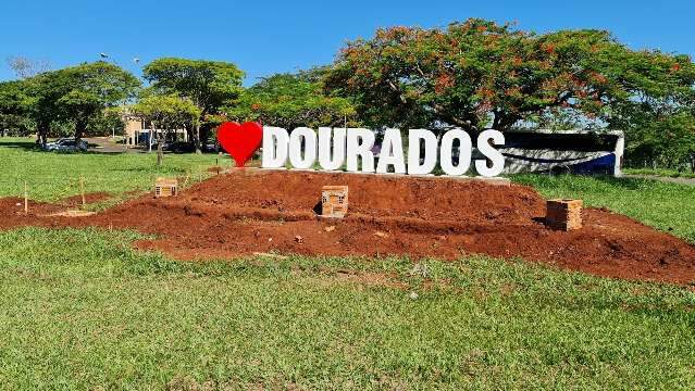 Com cidade tomada pelo mato, placas exaltam &ldquo;amor por Dourados&rdquo;